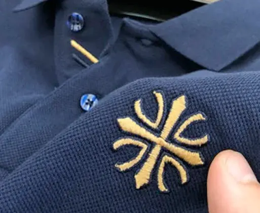 Étudiant broderie sur polo